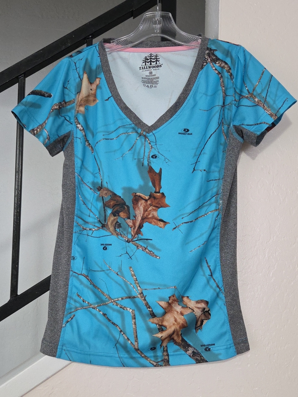 Women's Aqua Blue Mossy Oak V-Neck Active Top Size M